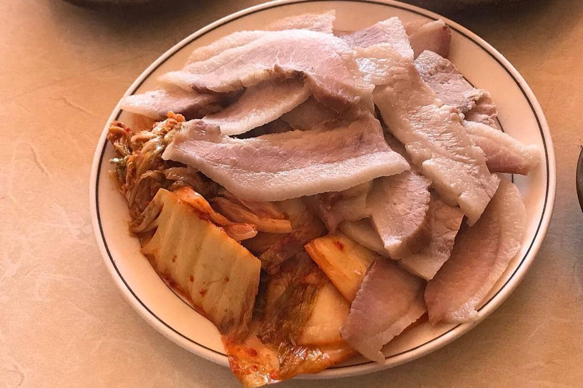 ilustrasi dwaejigogi atau daging babi