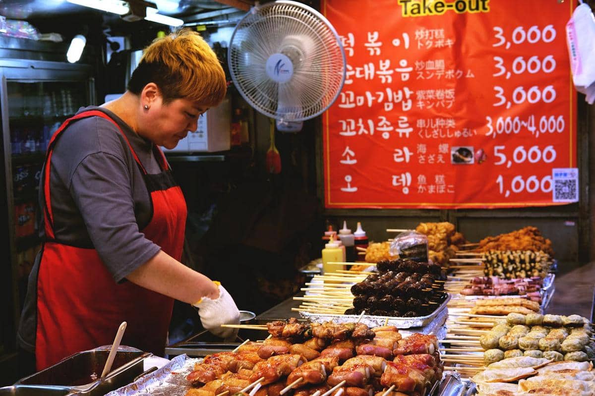 ilustrasi street food di Korea Selatan
