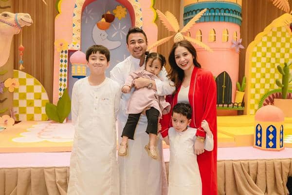 8 Potret Raffi-Nagita Buka Puasa Bareng Ratusan Karyawannya, Berasa Konser