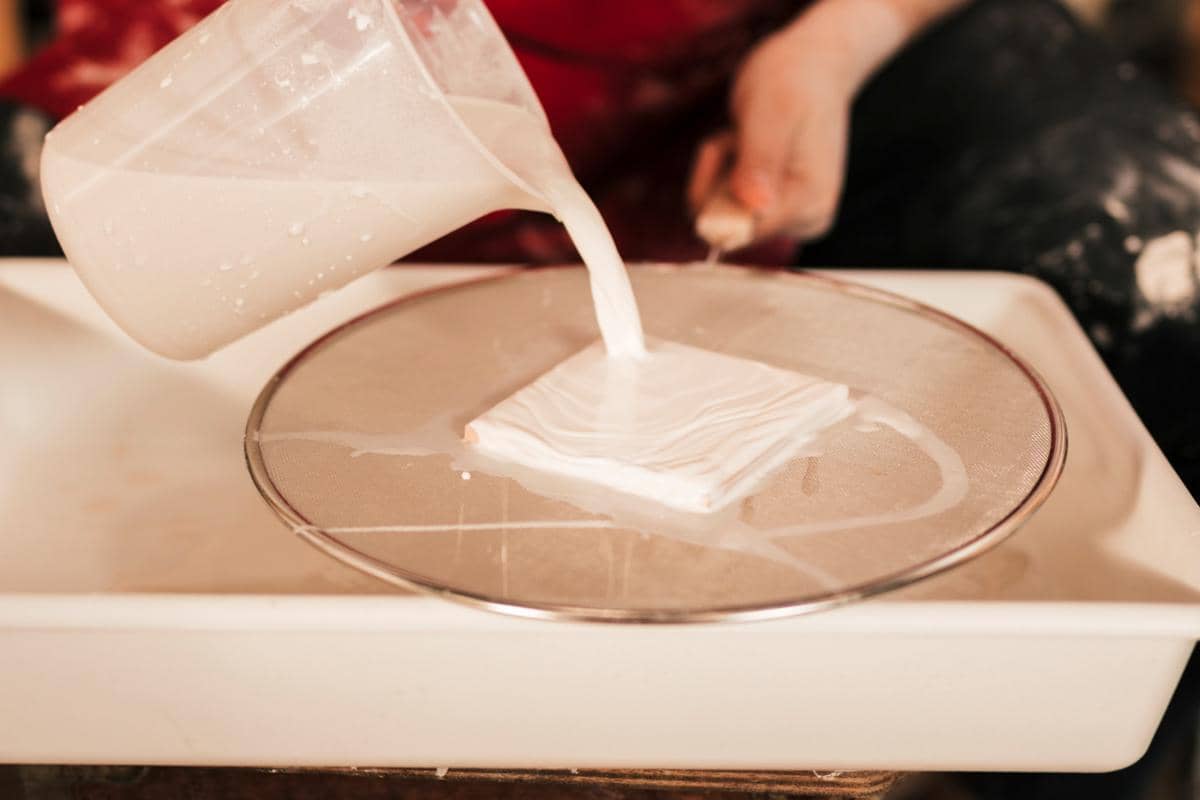 Ilustrasi menyaring santan