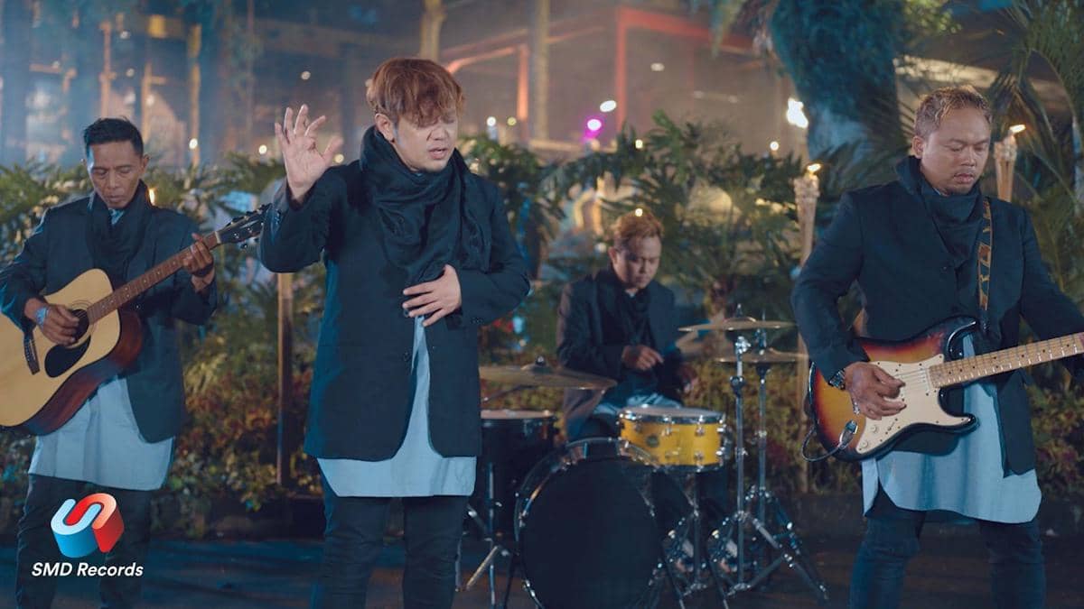 cuplikan video klip "Sholat"