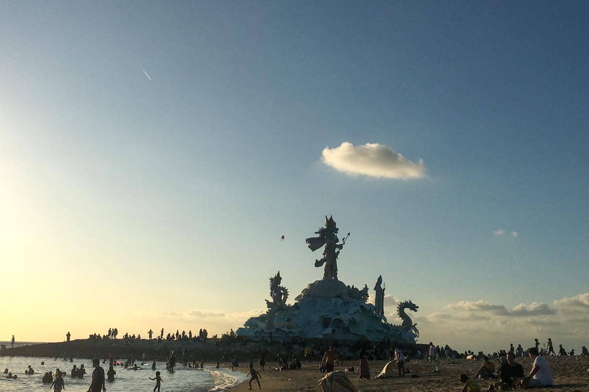 siluet patung Triratna Amreta Bhuwana Pantai Jerman (dok.pribadi/Natalia Indah)