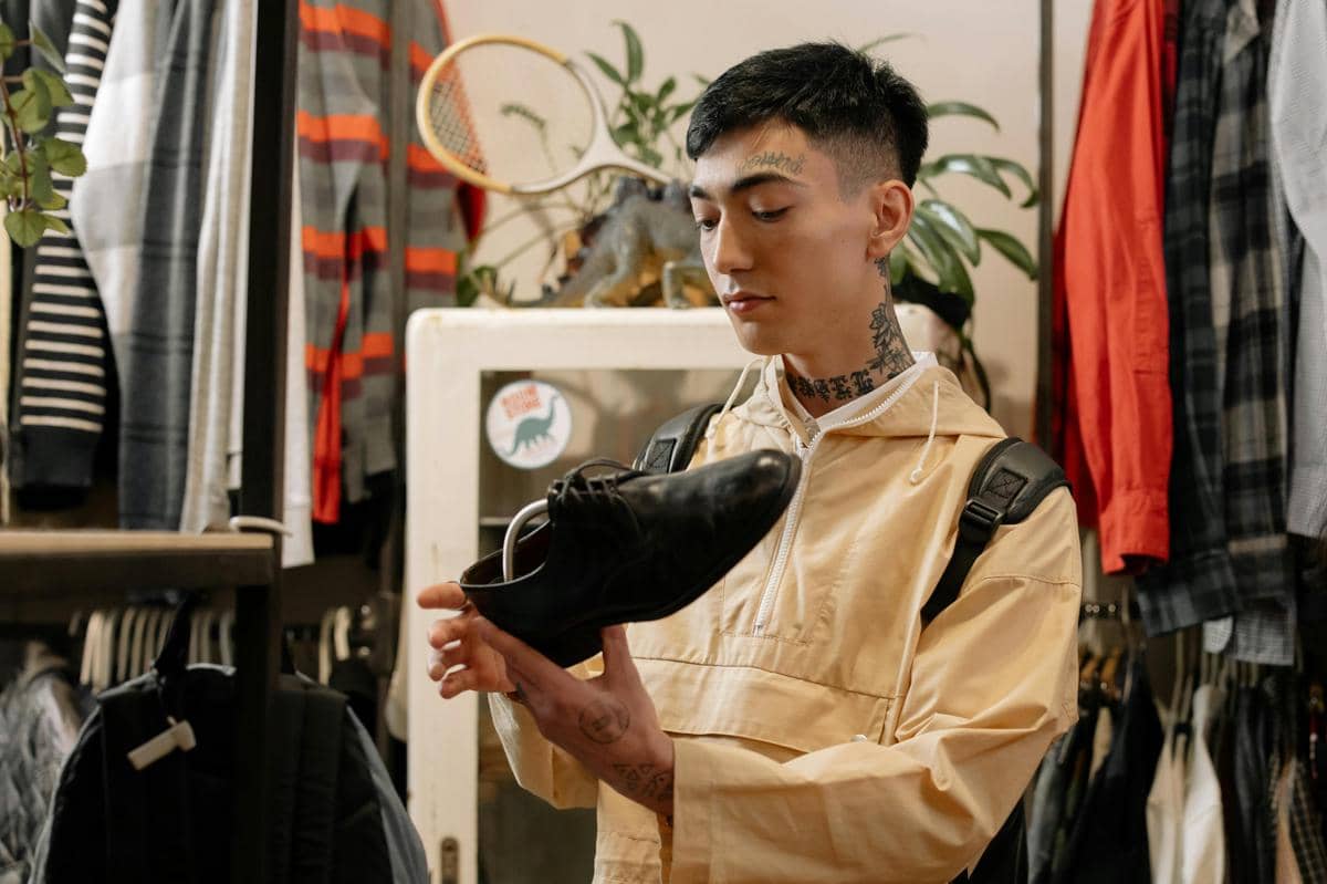 ilustrasi pria memilih pakaian