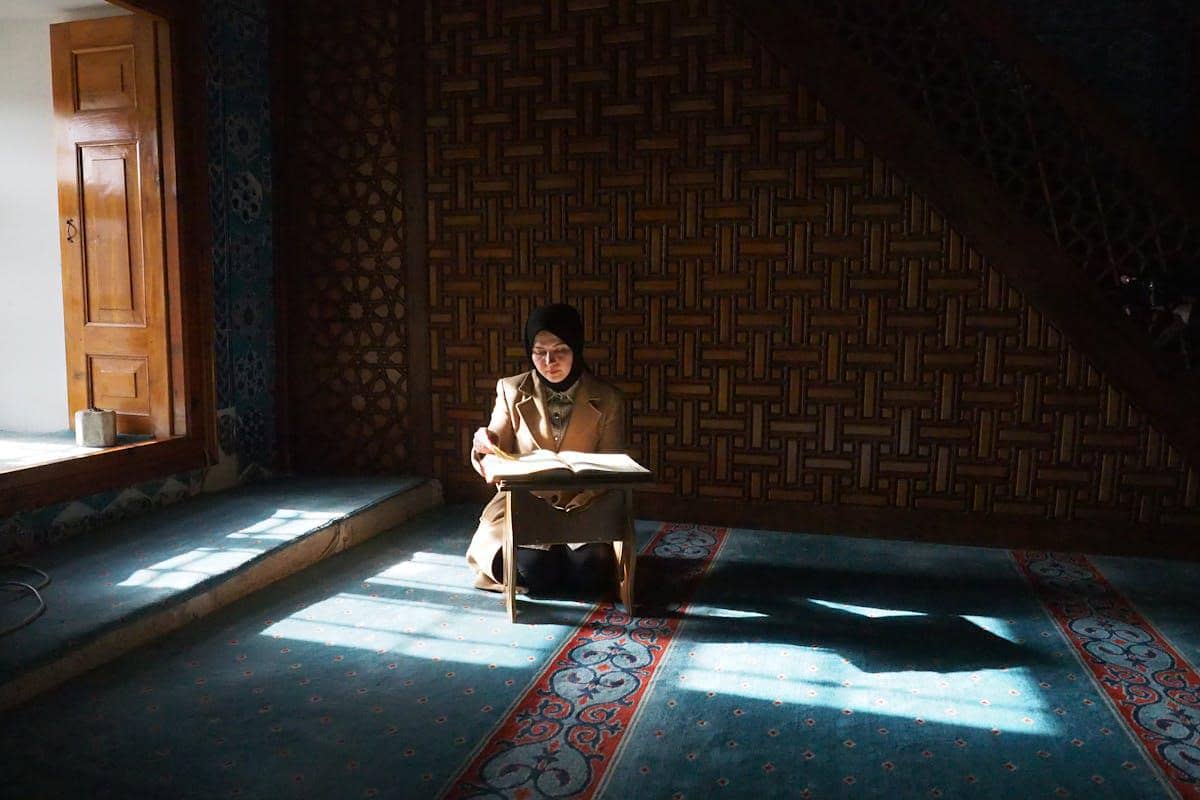 ilustrasi fokus ibadah di bulan Ramadan dan stop membandingkan ibadah dirimu dengan orang lain 