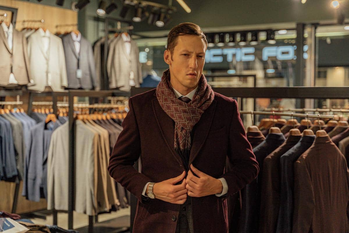 ilustrasi pria memilih pakaian