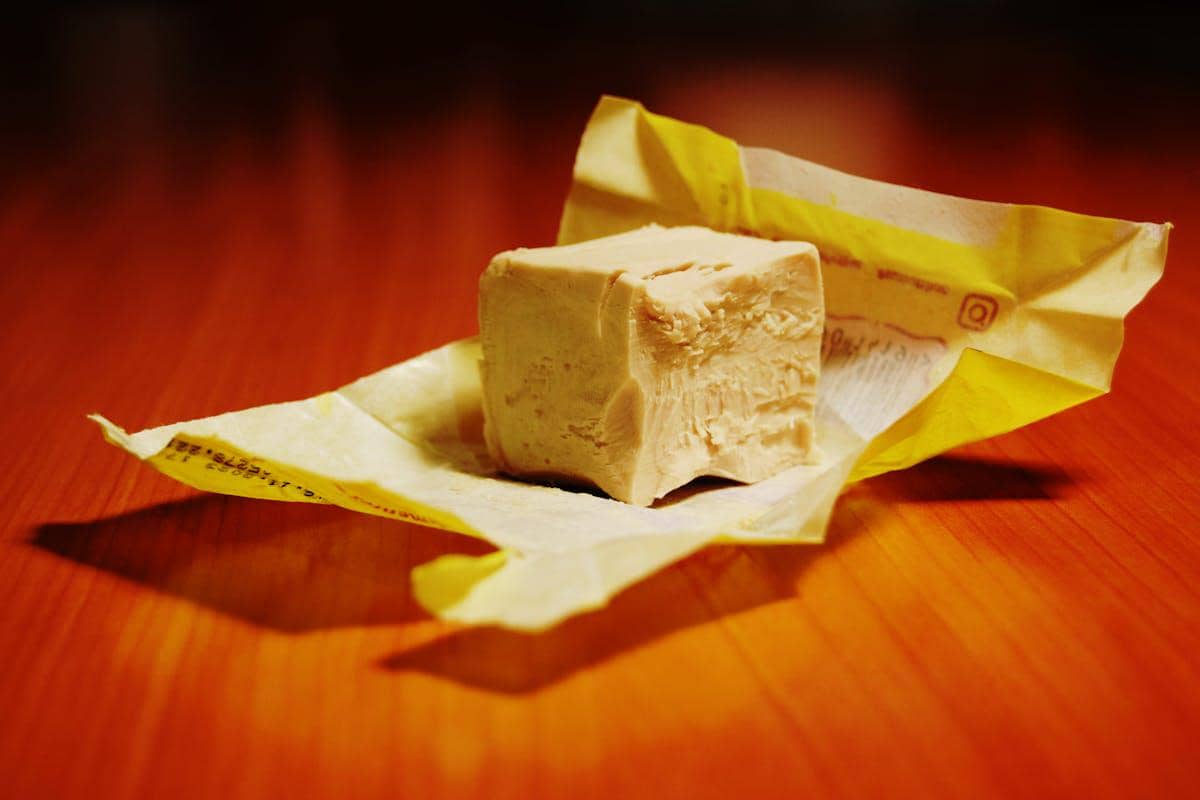 ilustrasi menggunakan parchment paper untuk membungkus keju