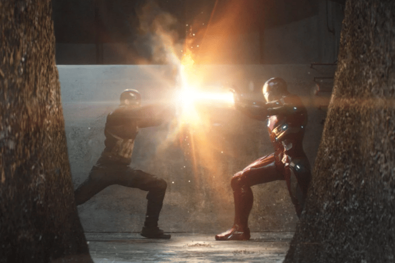 Captain America menahan serangan Iron Man dengan perisainya