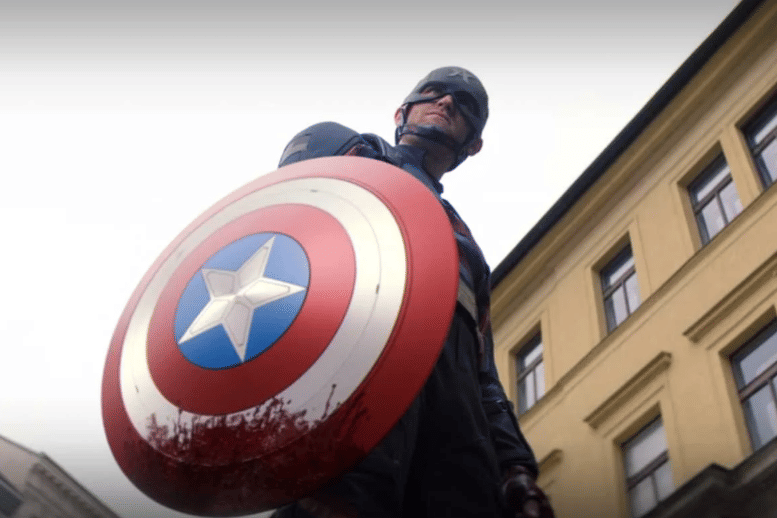 perisai Captain America yang berlumuran darah di tangan John Walker