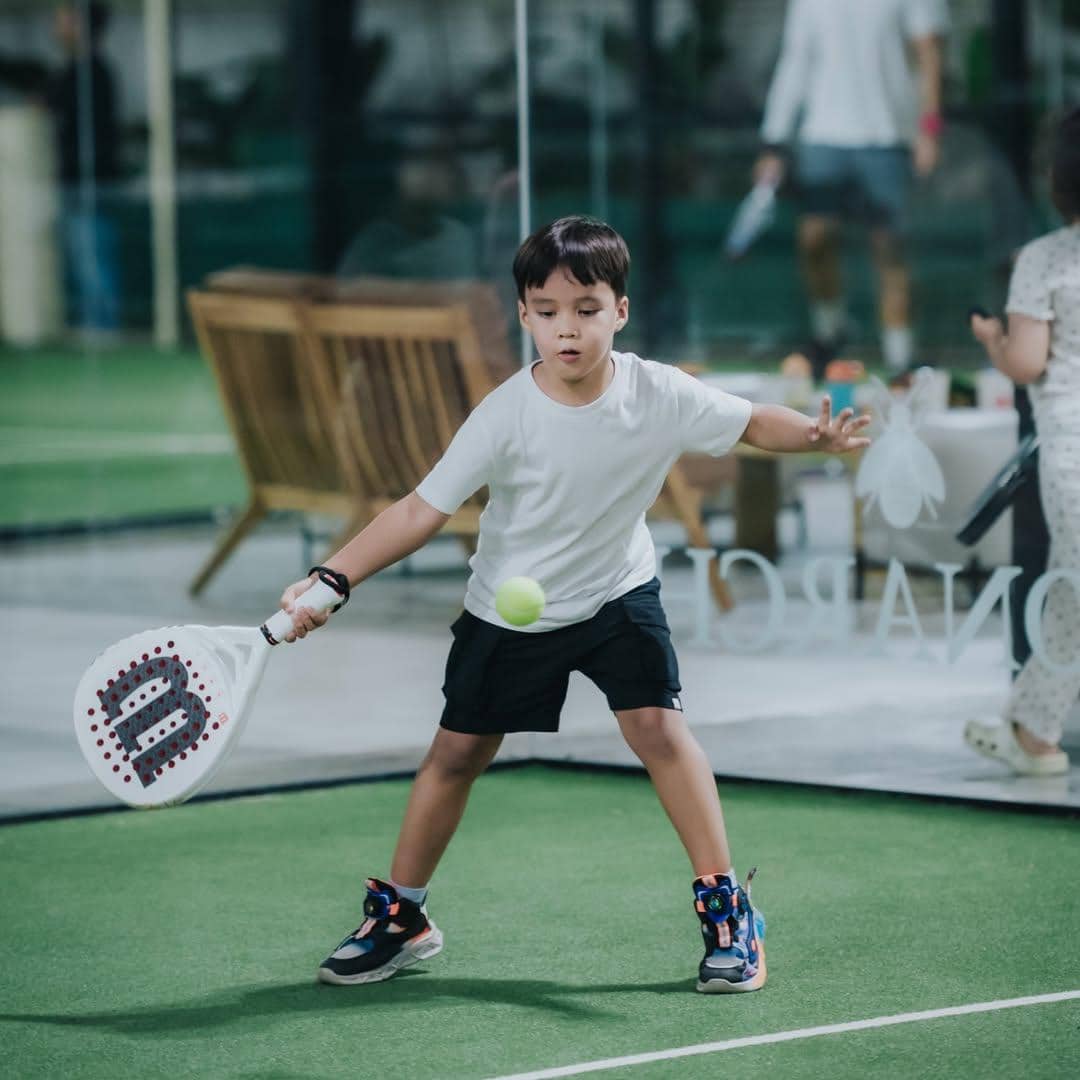 Anak Erica Putri saat main padel