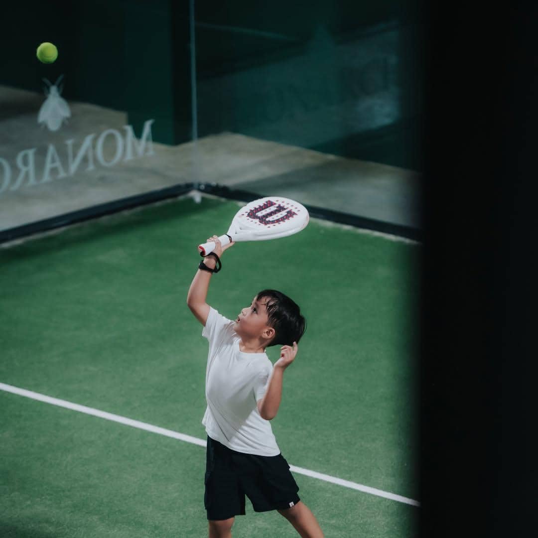 Anak Erica Putri saat main padel