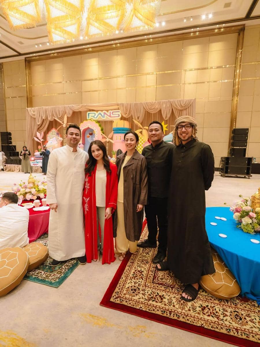 RANS Entertainment mengadakan buka puasa bersama.