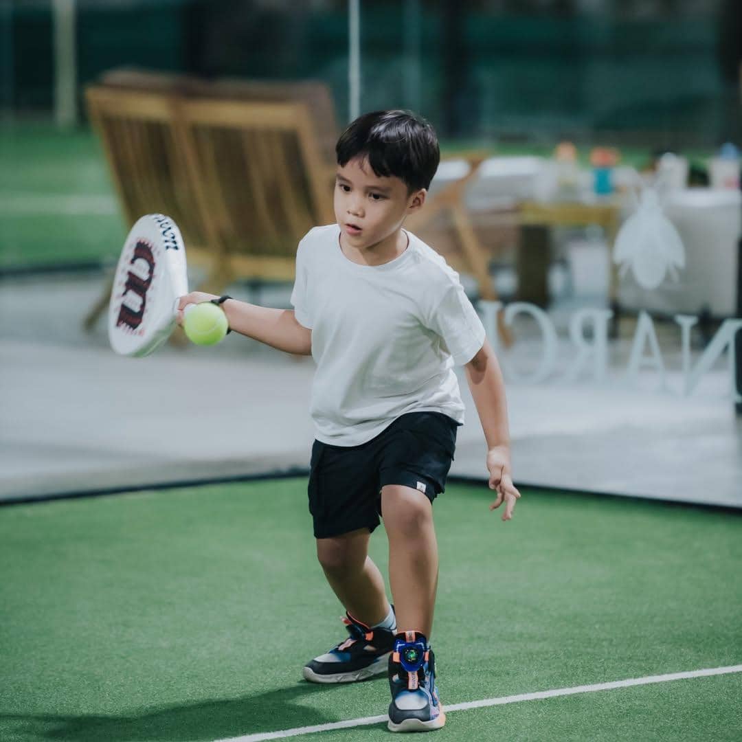 Anak Erica Putri saat main padel