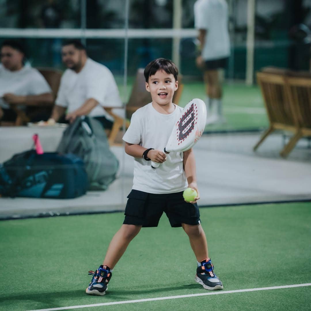 Anak Erica Putri saat main padel
