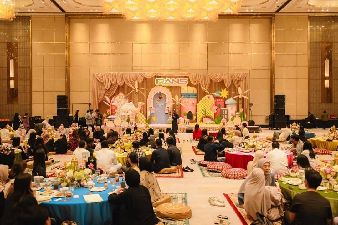 RANS Entertainment mengadakan buka puasa bersama.