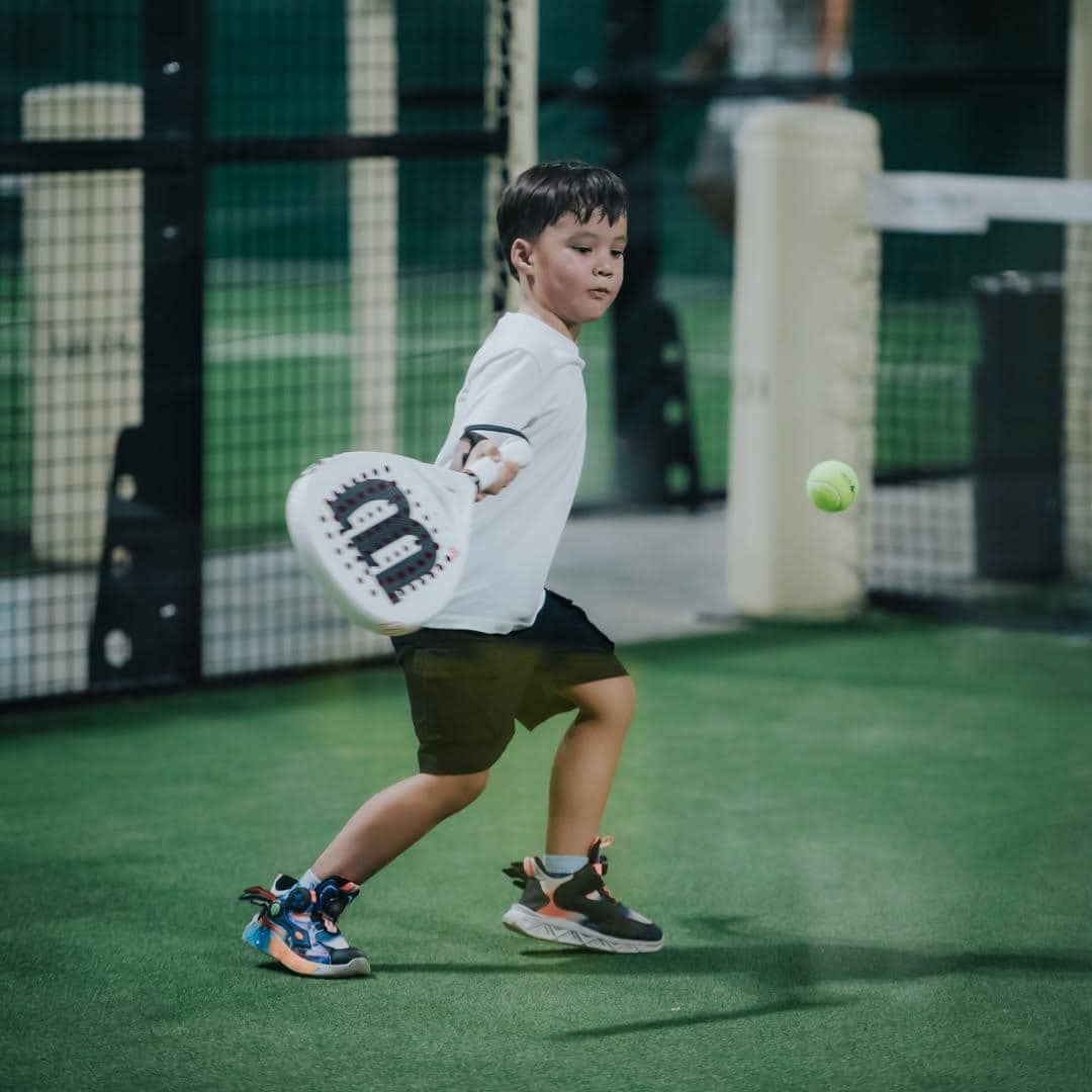 Anak Erica Putri saat main padel