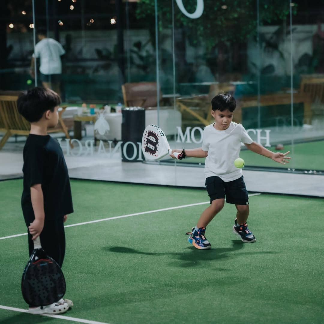 Anak Erica Putri saat main padel