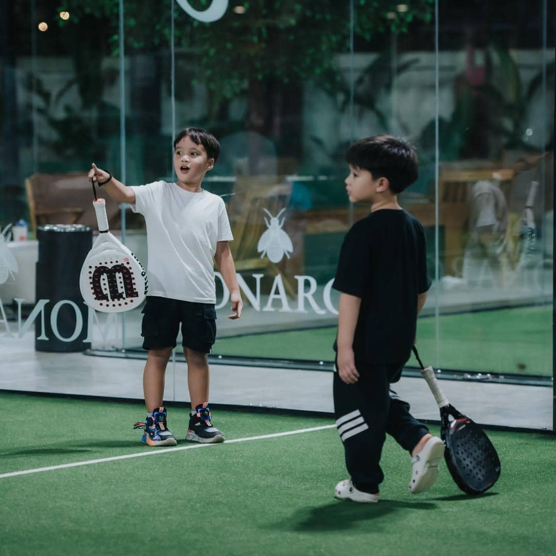 Anak Erica Putri saat main padel