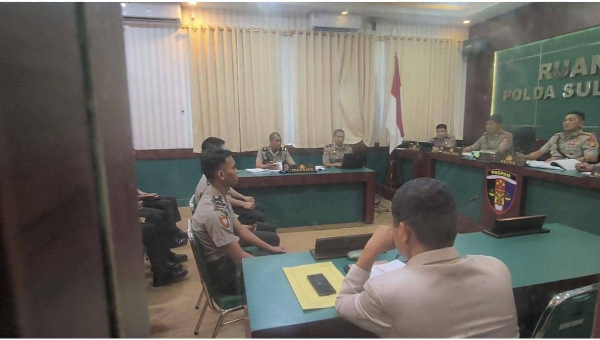 Sidang Komisi Kode Etik Polri (KKEP) kasus tewasnya anggota Polda Sulsel Bripda Dirja, di Kantor Polda Sulsel, Senin (2/3/2026). (IDN Times/Darsil Yahya)
