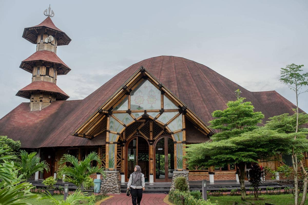 FOTO: Uniknya Masjid Bambu Saka Buana di Serang