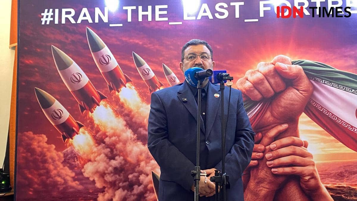 Duta Besar (Dubes) Republik Islam Iran untuk Indonesia, Mohammad Boroujerdi melakukan konferensi terkait serangan Israel dan AS ke Iran di Jakarta, Senin (2/3/2026). (IDN Times/Marcheilla Ariesta)