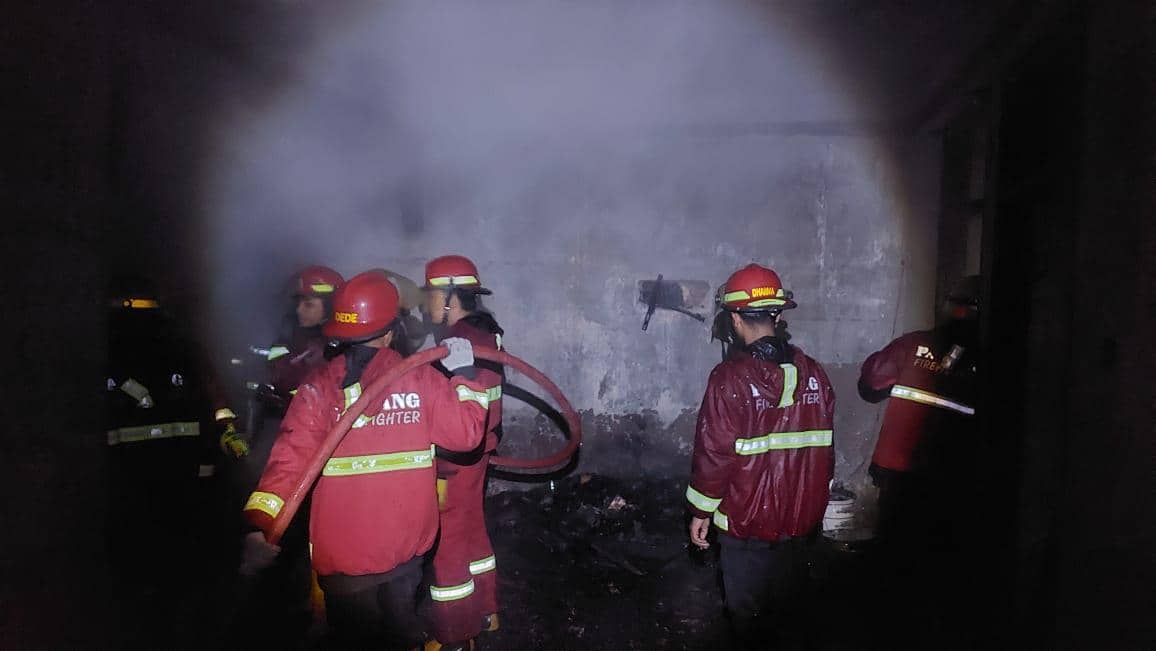 Tim Damkar Padang melakukan pemadaman di rumah warga yang terbakar