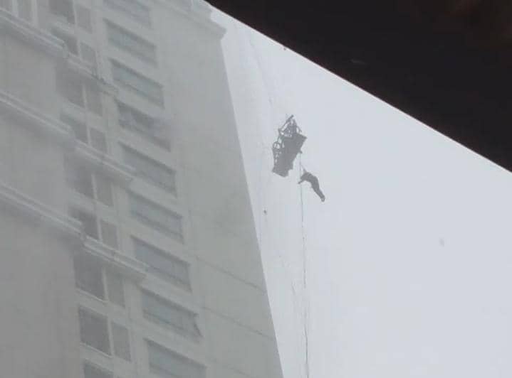 Diterpa Hujan Angin, Pembersih Kaca Gedung di Surabaya Nyaris Jatuh