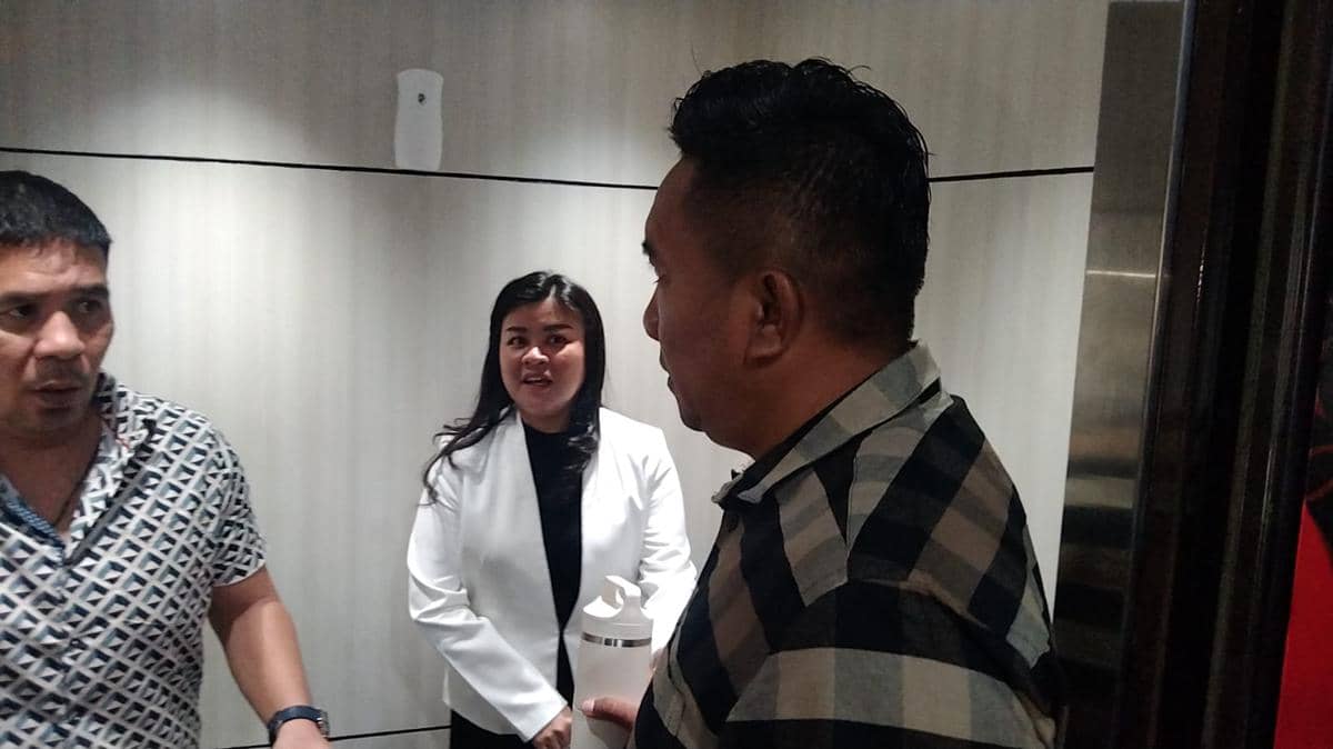 Bupati Kepulauan Sitaro, Chyntia Kalangit, saat hendak diperiksa di Kejati Sulut beberapa waktu lalu. Dok. Kejati Sulut