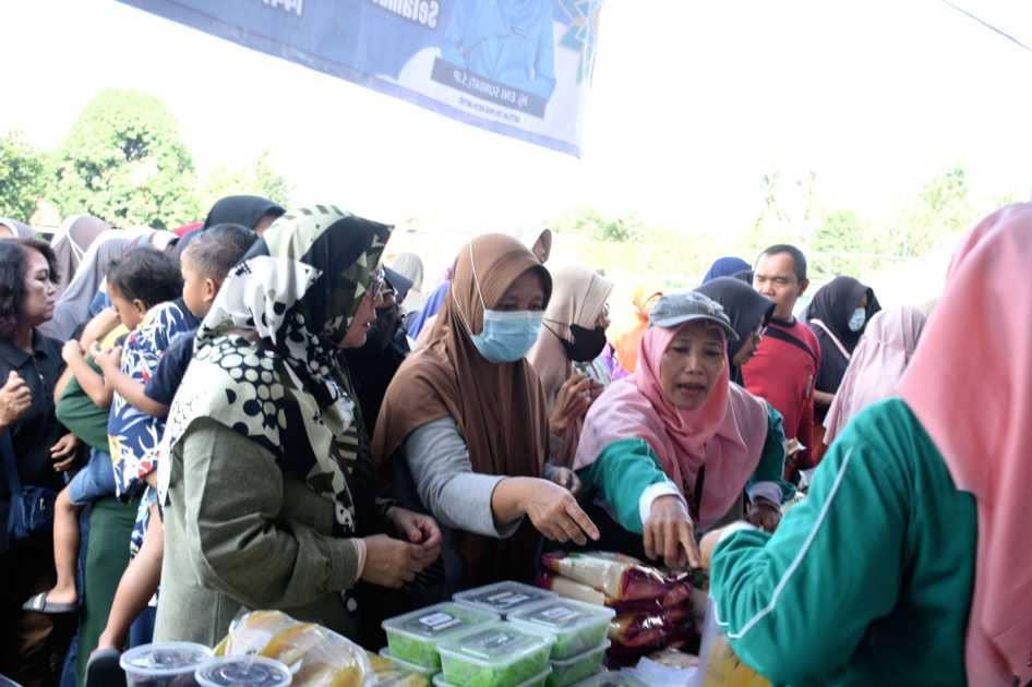 Pasar Murah Syiar Ramadan Kota Metro Diserbu, Warga Rela Antre Panjang
