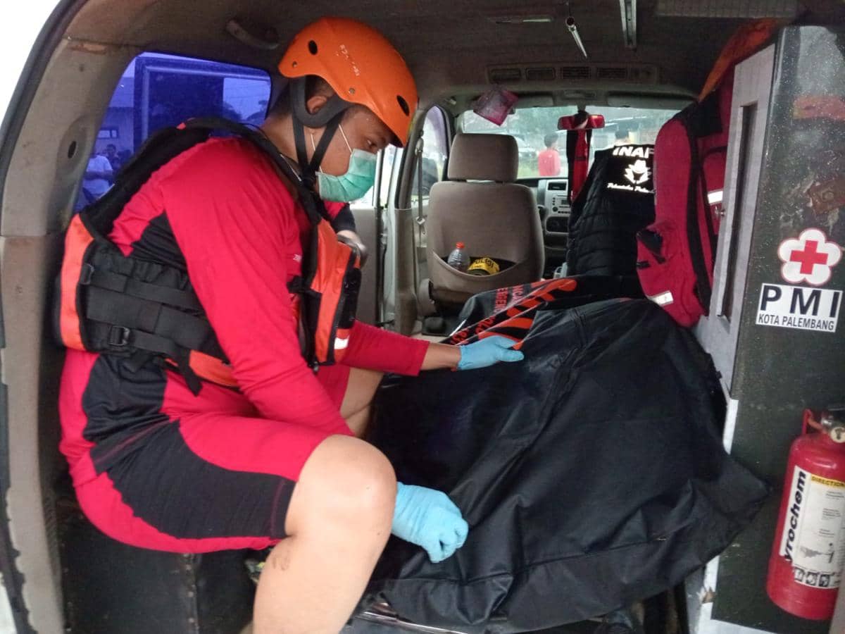 Proses evakuasi jasad korban tenggelam di Sungai Musi