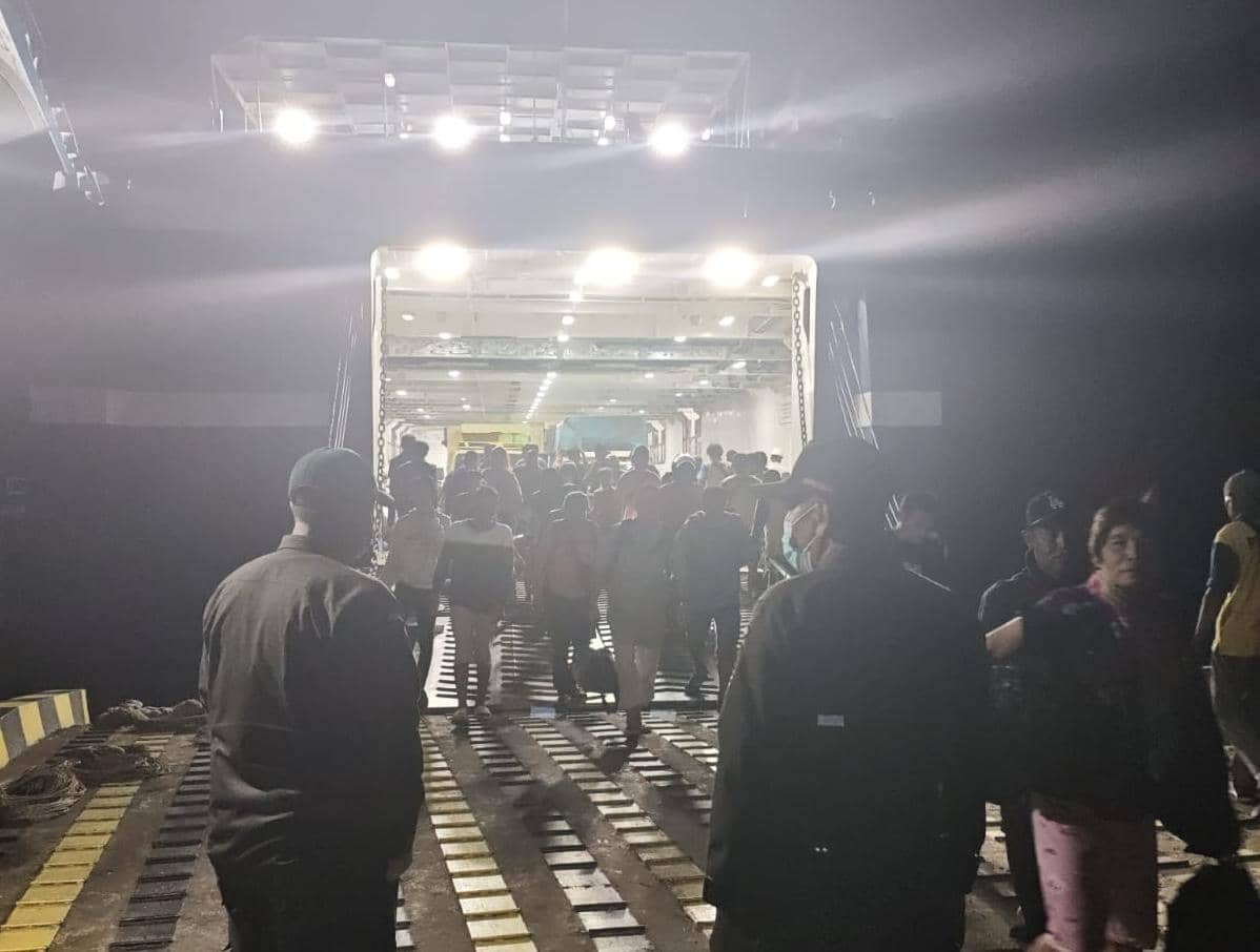 Petugas Karantina temukan dus mencurigakan milik warga.