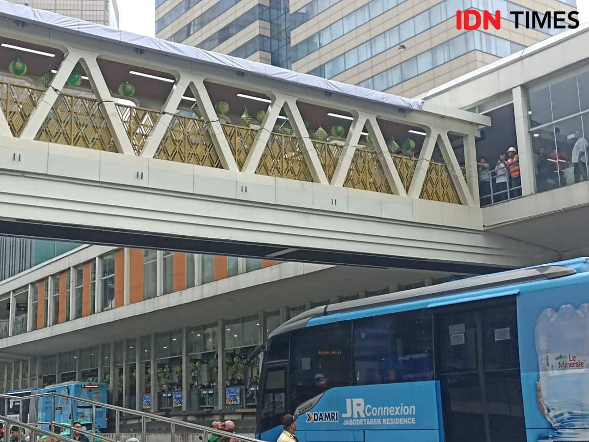 Gubernur DKI Jakarta Pramono Anung meresmikan JPO Sarinah Senin (2/3/2026). (IDN Times/Dini Suciatiningrum)