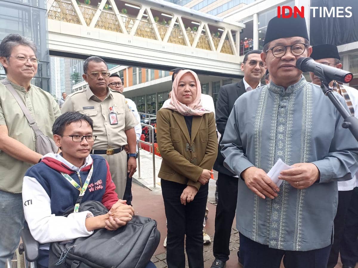 Gubernur DKI Jakarta Pramono Anung meresmikan JPO Sarinah Senin (2/3/2026). (IDN Times/Dini Suciatiningrum)