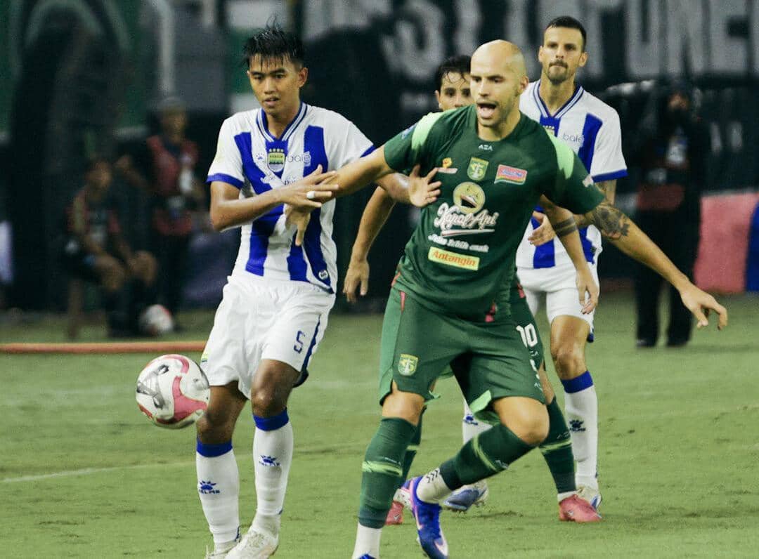 Persib Tahan Persebaya, Persita Permalukan PSM