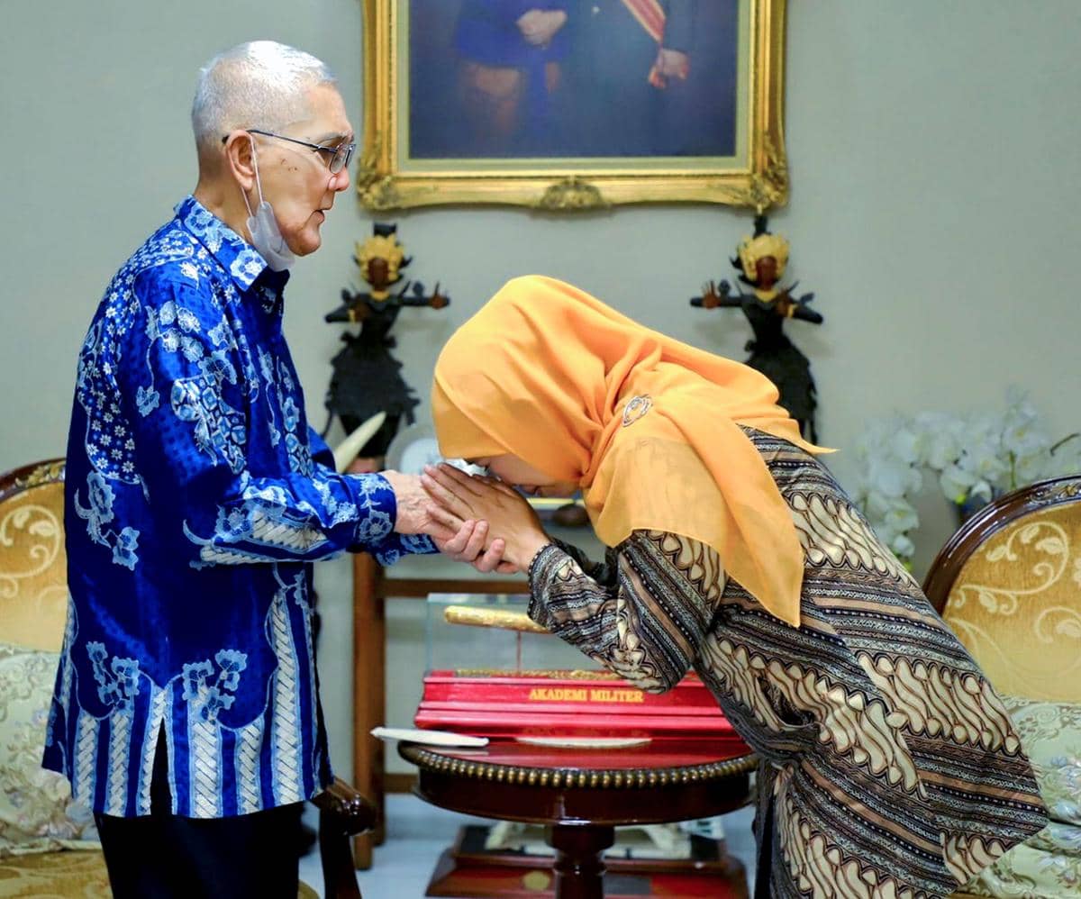 Try Sutrisno Wafat: Khofifah Berduka, Kibarkan Bendera Setengah Tiang