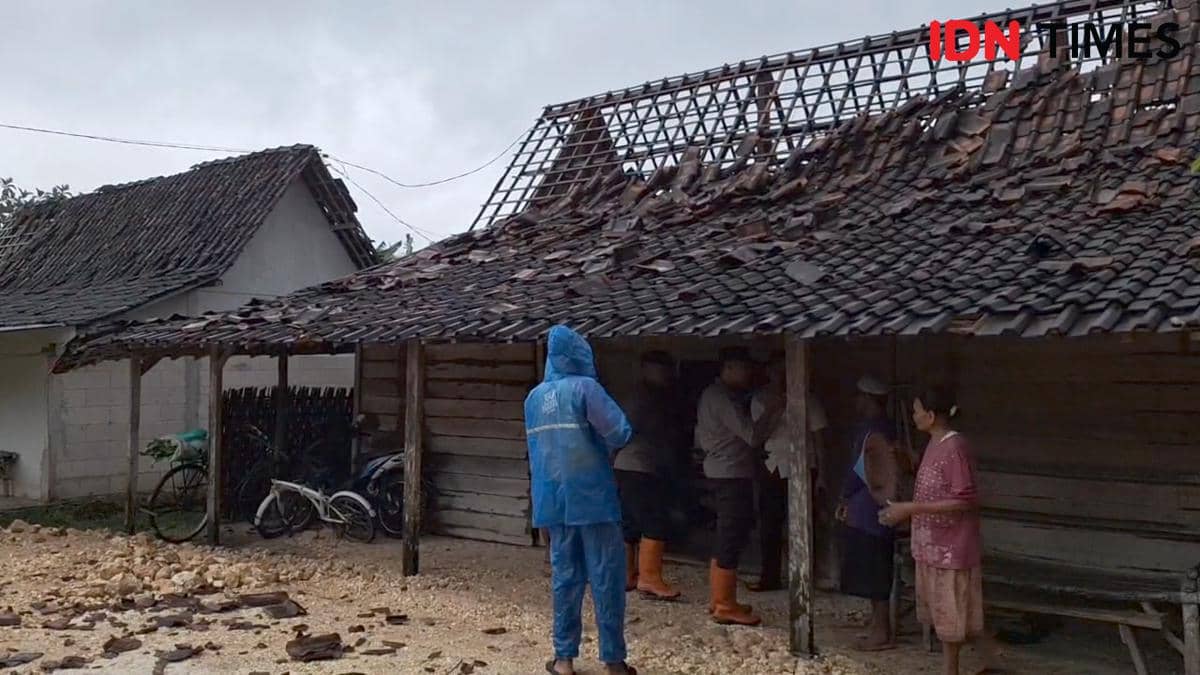 Puting Beliung Porak-porandakan Puluhan Rumah di Ngawi