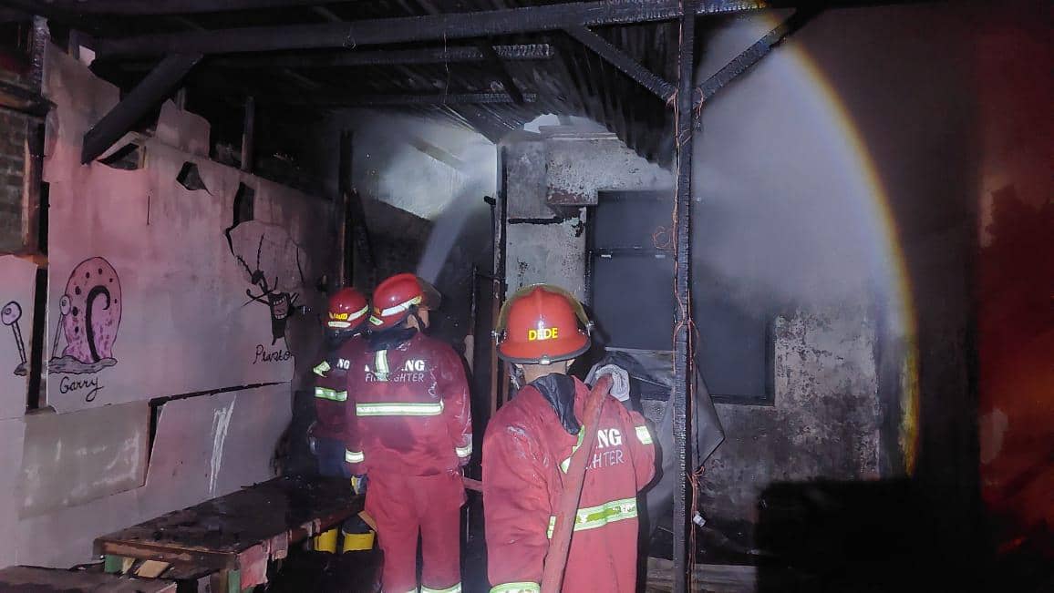 Tim Damkar Padang melakukan pemadaman di rumah warga yang terbakar