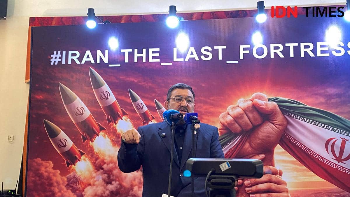 Duta Besar (Dubes) Republik Islam Iran untuk Indonesia, Mohammad Boroujerdi melakukan konferensi terkait serangan Israel dan AS ke Iran di Jakarta, Senin (2/3/2026). (IDN Times/Marcheilla Ariesta)