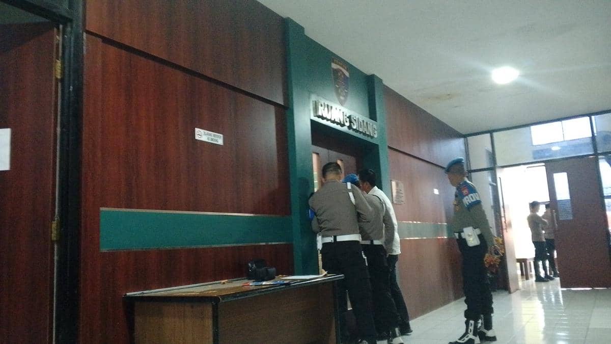 Sidang Komisi Kode Etik Polri (KKEP) kasus tewasnya anggota Polda Sulsel Bripda Dirja, di Kantor Polda Sulsel, Senin (2/3/2026). (IDN Times/Darsil Yahya)