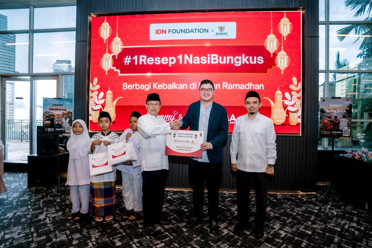 Penyerahan paket sembako kepada staffLab, Office Boy IDN, dan warga sekitar kantor IDN sebagai bagian dari kolaborasi IDN Foundation bersama BAZNAS Indonesia dalam program #1Resep1NasiBungkus.. Dok. IDN (2026)