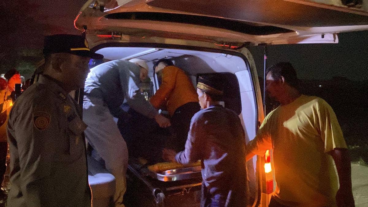 Proses evaluasi pria yang terjatuh ke sungai di Serang