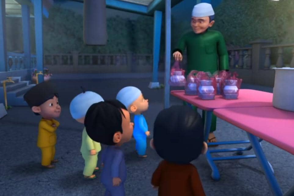 Tok Dalang memberi takjil sisaan pada anak-anak yang sudah membantunya membungkus makanan untuk jamaah masjid