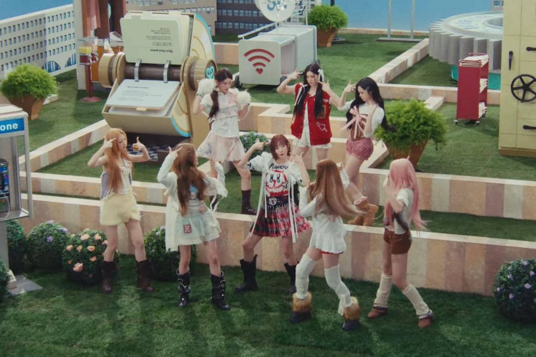 cuplikan MV "RUDE!" milik Hearts2Hearts yang cute dan colorful