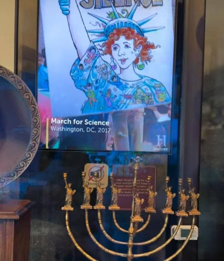 Femmy Permatasari dan suami liburan di Liberty Island