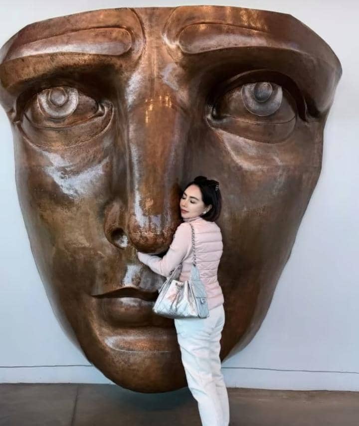 Femmy Permatasari dan suami liburan di Liberty Island