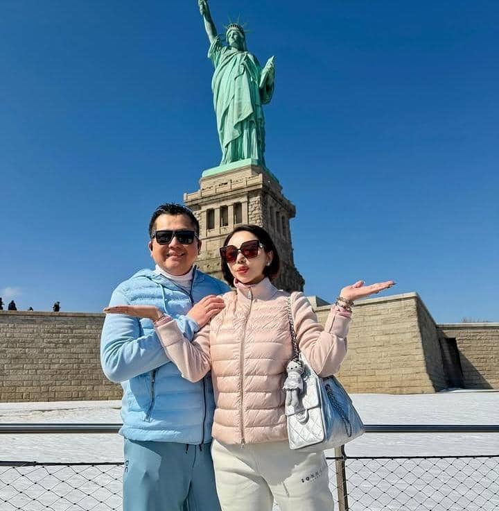 Femmy Permatasari dan suami liburan di Liberty Island