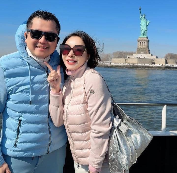 Femmy Permatasari dan suami liburan di Liberty Island