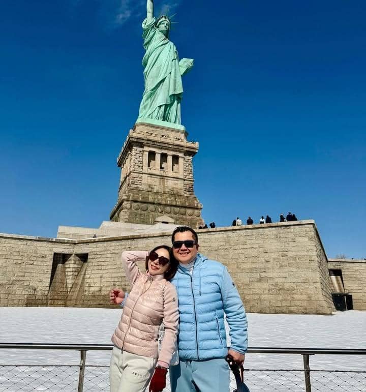 Femmy Permatasari dan suami liburan di Liberty Island