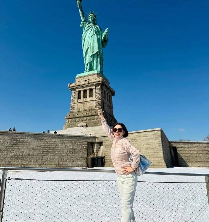 Femmy Permatasari dan suami liburan di Liberty Island