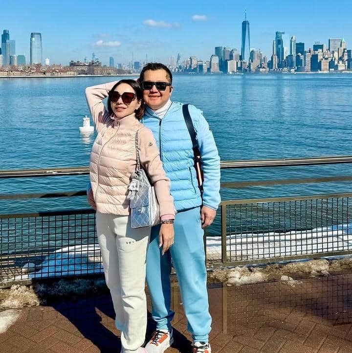 Femmy Permatasari dan suami liburan di Liberty Island