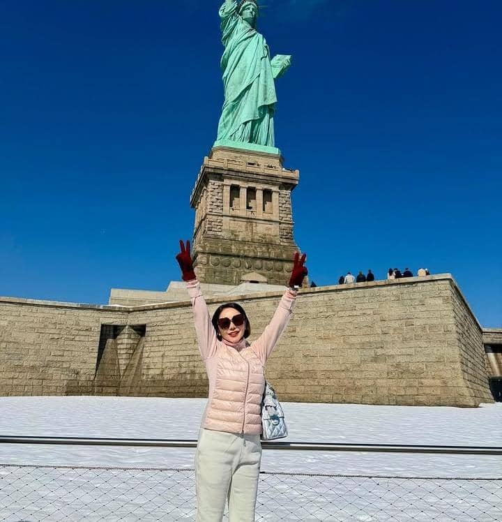 Femmy Permatasari dan suami liburan di Liberty Island